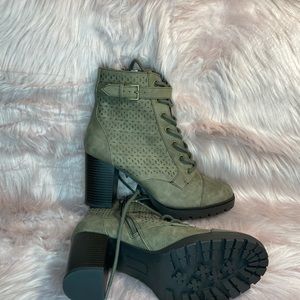 Green high heels boots.